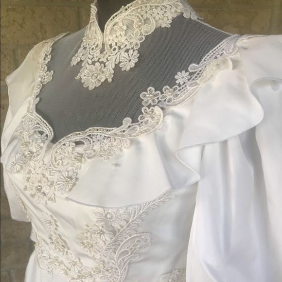 Vintage Victorian High Collar Wedding dress - Picture 4 of 7